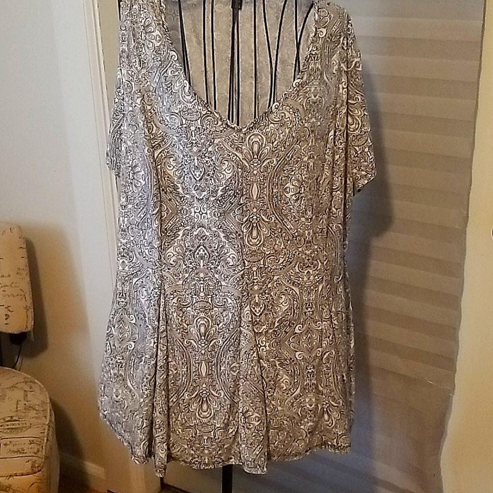 Roz % Ali Short Sleeve Top